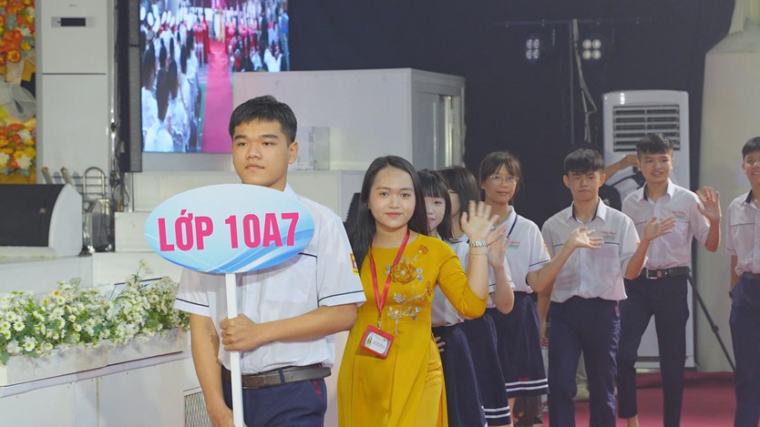 Trường THCS - THPT Hồng Hà khai giảng năm học 2025 - 2026 và đón Huân chương Lao động hạng Nhì- Ảnh 1.