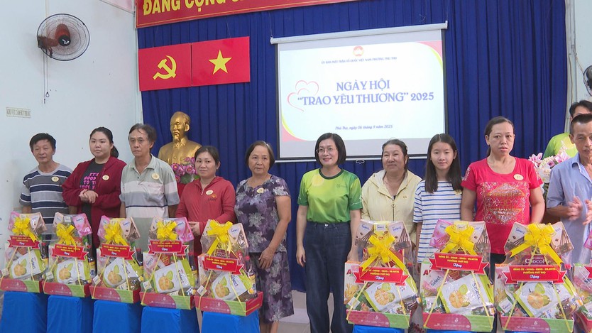 Ấm áp ngày hội “Trao yêu thương” tại phường Phú Thọ, TP.HCM - Ảnh 2.