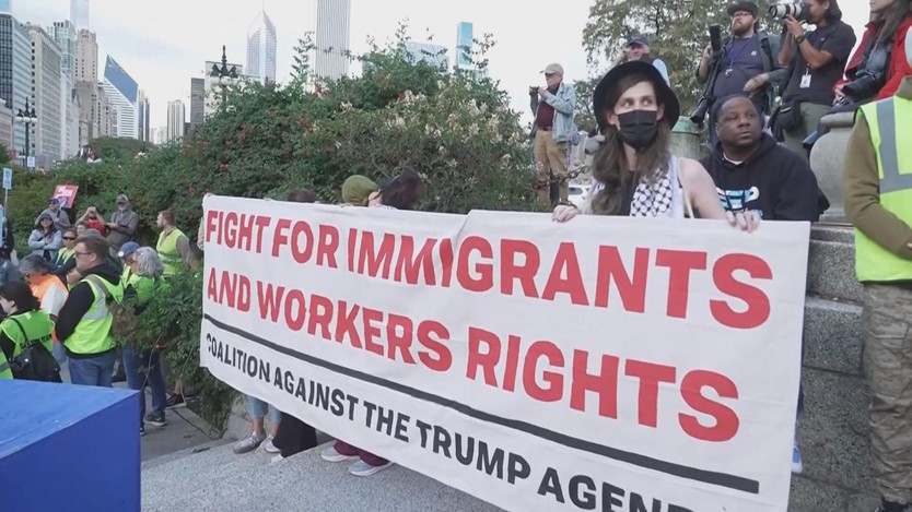 Ông Trump cảnh báo sẽ tăng cường trục xuất người nhập cư tại Chicago - Ảnh 2.