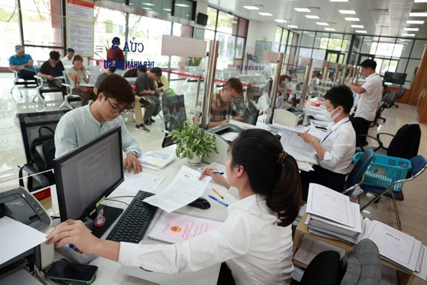 Bộ Chính trị, Ban Bí thư yêu cầu tiếp tục hoàn thành việc điều chỉnh biên chế ở cấp xã- Ảnh 1.