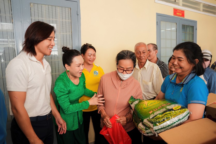 Chồng nhạc sĩ ủng hộ Việt Hương làm thiện nguyện- Ảnh 2.