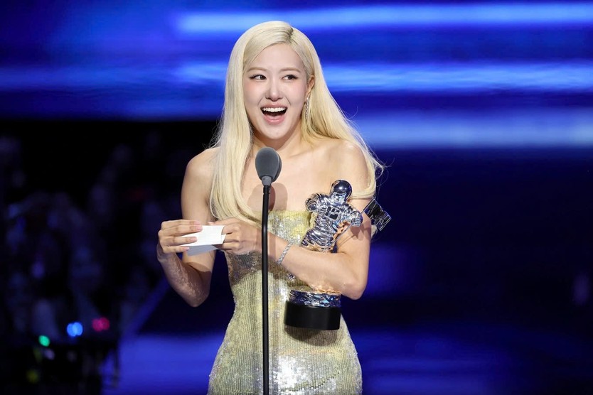 Rosé BlackPink làm nên lịch sử, Ariana Grande là sao mặc xấu nhất MTV Music Awards 2025 - Ảnh 1.