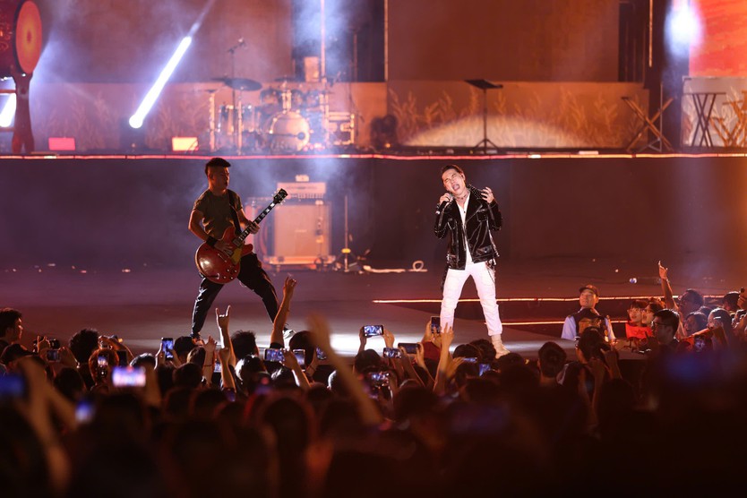 Hàng ngàn khán giả cuồng nhiệt với "Rock Concert - Trái tim Việt Nam"- Ảnh 6.
