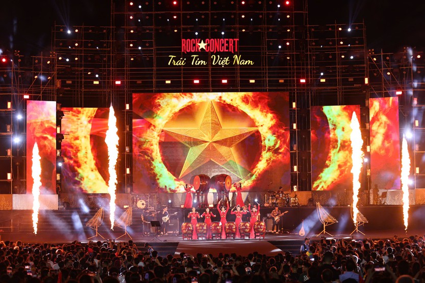 Hàng ngàn khán giả cuồng nhiệt với "Rock Concert - Trái tim Việt Nam"- Ảnh 8.