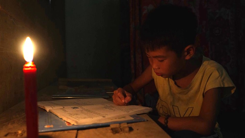 Nhật Đình: Cậu bé tự đào khoai ăn qua ngày, ước lớn nhanh để cứu cha - Ảnh 7.