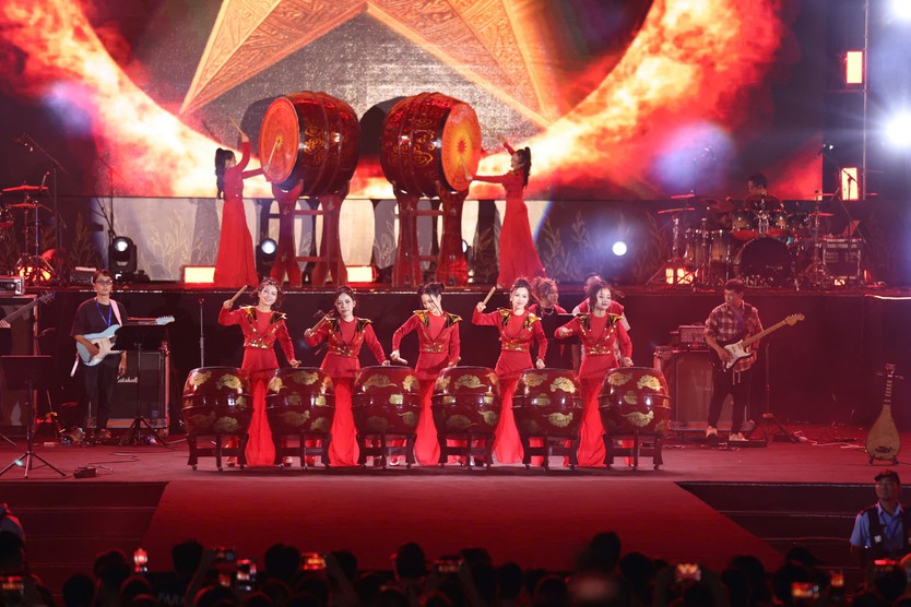 Hàng ngàn khán giả cuồng nhiệt với "Rock Concert - Trái tim Việt Nam"- Ảnh 2.
