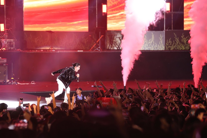 Hàng ngàn khán giả cuồng nhiệt với "Rock Concert - Trái tim Việt Nam"- Ảnh 1.