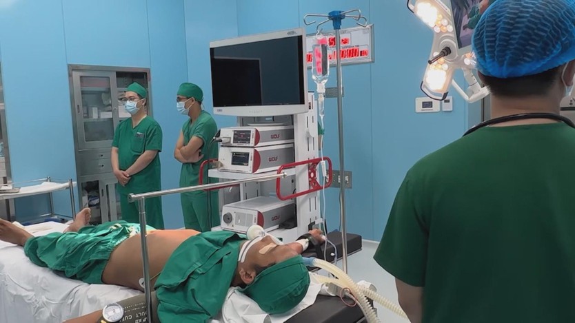 Côn Đảo: Thực hiện thành công ca phẫu thuật nội soi cắt ruột thừa đầu tiên tại địa phương - Ảnh 4.