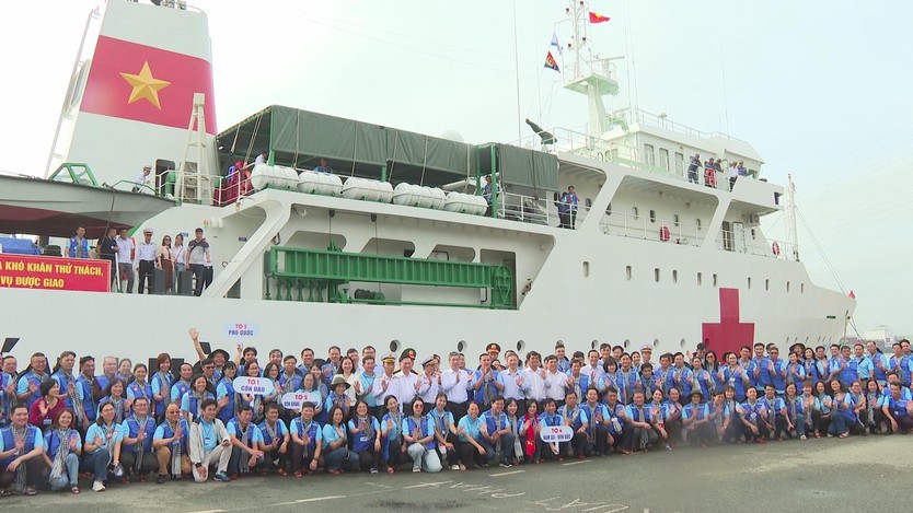 Đoàn đại biểu TP.HCM thăm cán bộ, chiến sĩ và nhân dân các đảo Tây Nam, Nhà giàn DK1 - Ảnh 3.