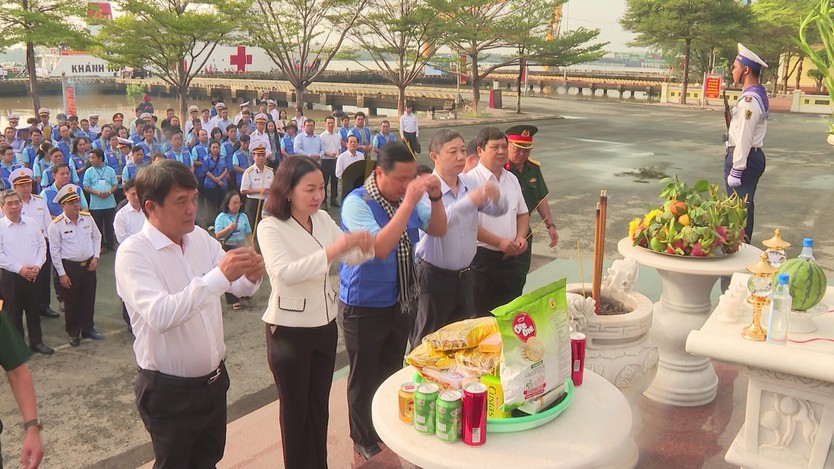 Đoàn đại biểu TP.HCM thăm cán bộ, chiến sĩ và nhân dân các đảo Tây Nam, Nhà giàn DK1 - Ảnh 5.