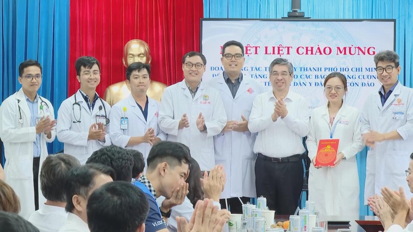THĂM, TẶNG QUÀ BÁC SĨ TĂNG CƯỜNG RA CÔN ĐẢO  - Ảnh 2.