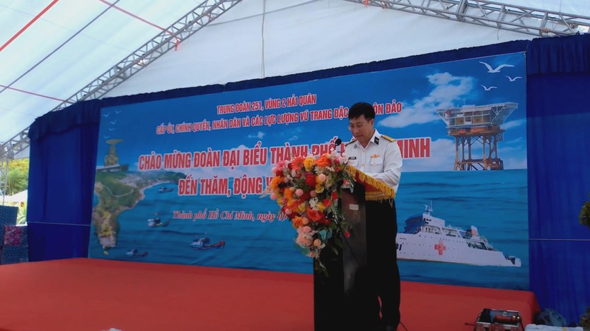 Đoàn công tác TP.HCM và Quân chủng Hải quân thăm, tặng quà tại đặc khu Côn Đảo  - Ảnh 1.