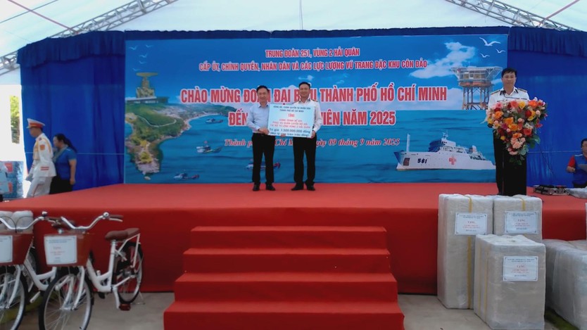Đoàn công tác TP.HCM và Quân chủng Hải quân thăm, tặng quà tại đặc khu Côn Đảo  - Ảnh 3.