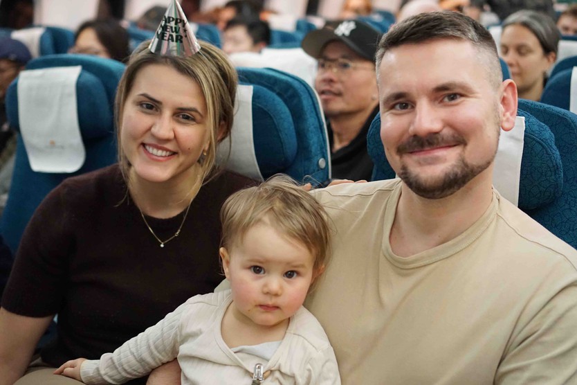 Vietnam Airlines đồng loạt chào đón những hành khách đầu tiên năm 2026 - Ảnh 4.