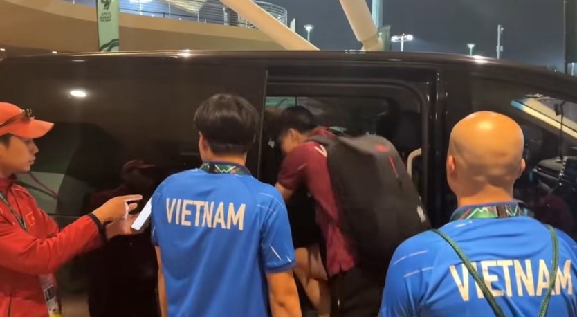 Kiểm tra doping sau trận thắng U.23 Kyrgyzstan, Đình Bắc chân trần co ro vì lạnh- Ảnh 4.