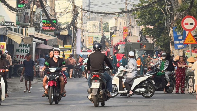 Cháy lớn tại khu vực chợ Bình Trưng, TPHCM - Ảnh 3.