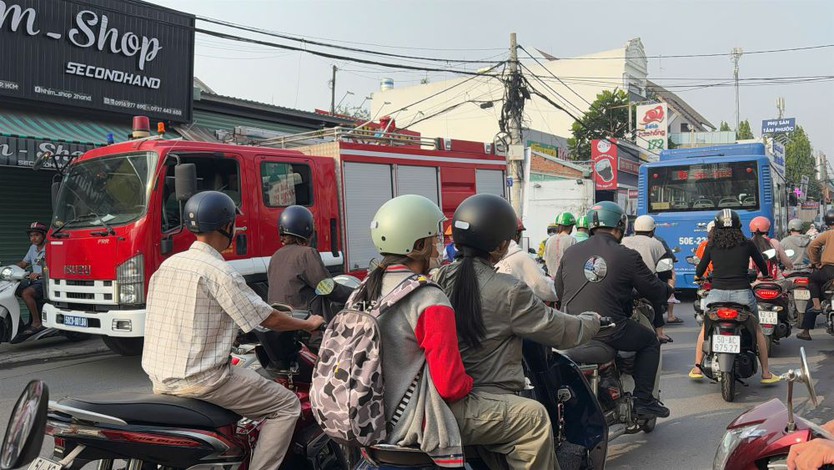 Cháy lớn tại khu vực chợ Bình Trưng, TPHCM - Ảnh 2.