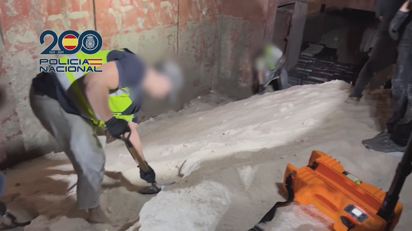 Tây Ban Nha: Chặn bắt tàu chở gần 10 tấn cocaine giấu tinh vi trong muối - Ảnh 6.
