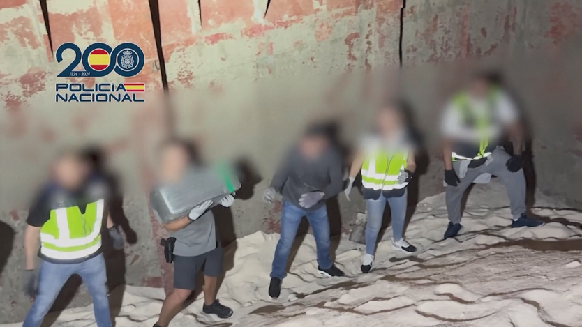 Tây Ban Nha: Chặn bắt tàu chở gần 10 tấn cocaine giấu tinh vi trong muối - Ảnh 5.