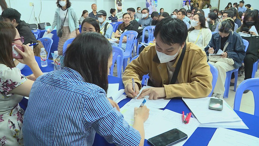 Hàng ngàn "việc tìm người" trong đầu năm 2026, tuyển dụng trực tuyến chiếm ưu thế - Ảnh 1.