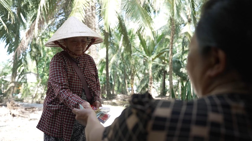Bích Tuyền mồ côi cha mẹ, sống cùng ông bà nội lớn tuổi - Ảnh 1.