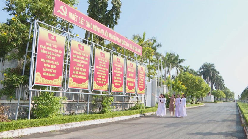 Phố phường TP. Hồ Chí Minh rực rỡ cờ hoa - Ảnh 3.