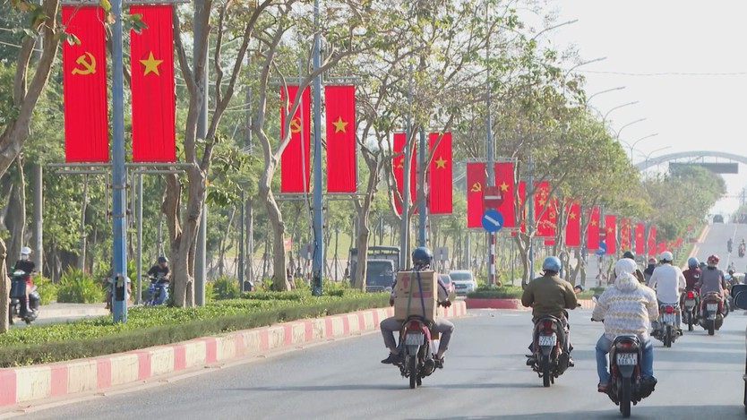 Phố phường TP. Hồ Chí Minh rực rỡ cờ hoa - Ảnh 1.