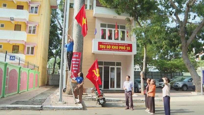 Phố phường TP. Hồ Chí Minh rực rỡ cờ hoa - Ảnh 2.