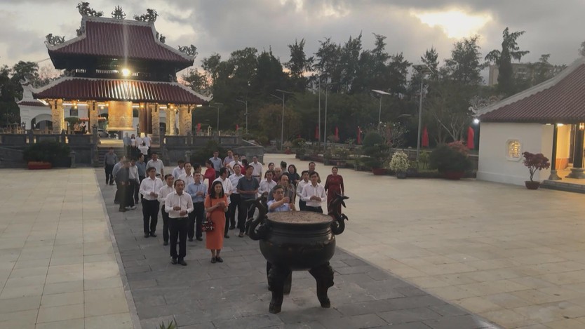 Lãnh đạo TP. Hồ Chí Minh viếng Nghĩa trang liệt sĩ tại Côn Đảo - Ảnh 4.