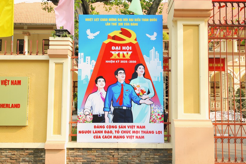 TP. Hồ Chí Minh trang hoàng rực rỡ chào mừng Đại hội XIV của Đảng- Ảnh 2.