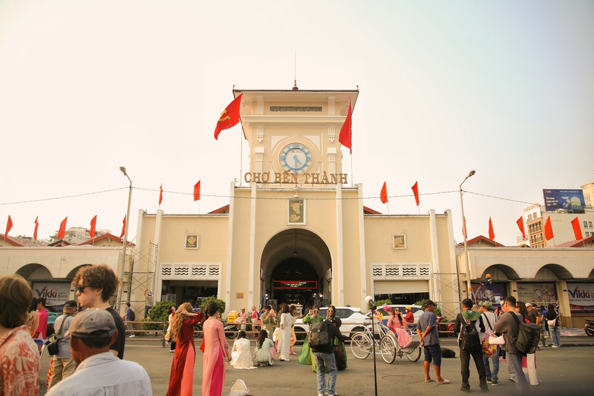TP. Hồ Chí Minh trang hoàng rực rỡ chào mừng Đại hội XIV của Đảng- Ảnh 1.