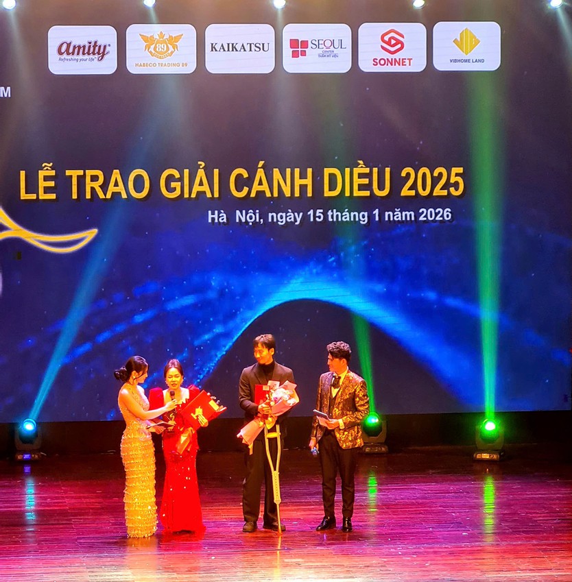 Cánh Diều 2025: Tuấn Trần chống nạng lên nhận giải nam chính xuất sắc - Ảnh 2.