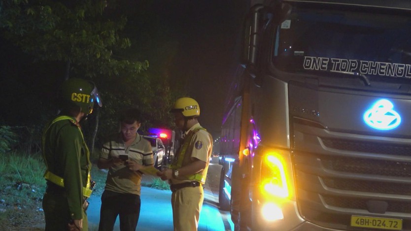 TP. Hồ Chí Minh tăng cường bảo đảm trật tự an toàn giao thông trên Quốc lộ 13 dịp cuối năm - Ảnh 6.
