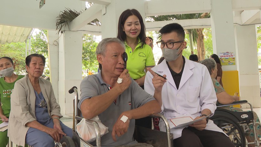Phường Bình Phú: Chăm lo sức khỏe người cao tuổi, người yếu thế - Ảnh 3.