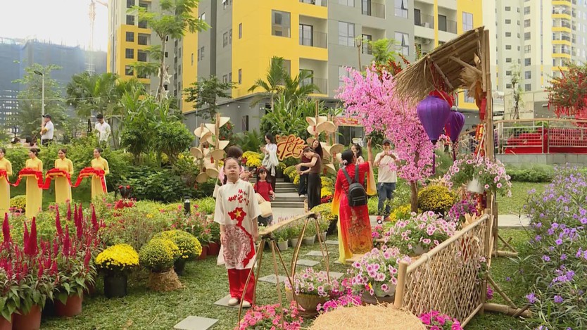 TP.HCM: Check-in đường hoa xuân dài hơn 200 mét tại phường Đông Hòa - Ảnh 1.