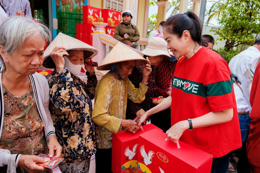 Mang Tết sớm đến các chiến sĩ, người nghèo- Ảnh 3.