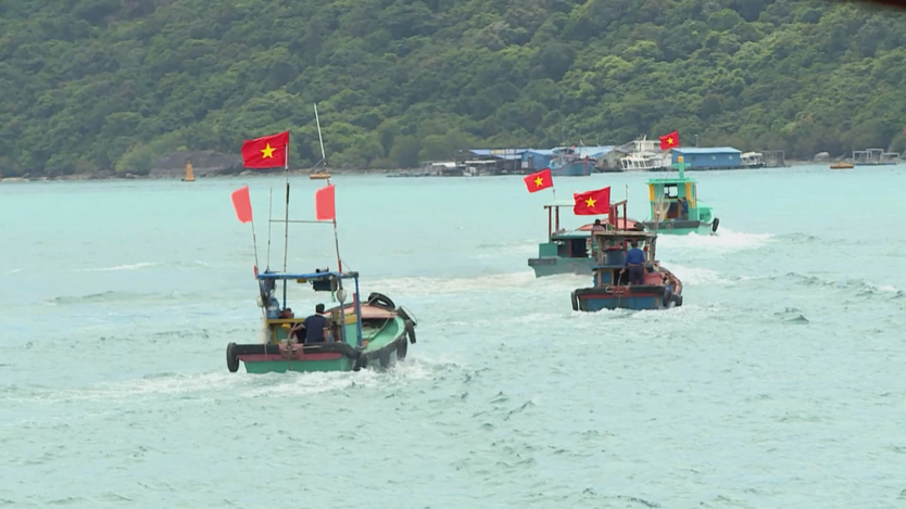"Còn cờ là còn Tổ quốc": Điểm tựa thiêng liêng của ngư dân giữa trùng khơi - Ảnh 5.