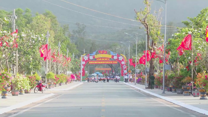 Rực rỡ sắc đỏ "Đường cờ Tổ quốc" giữa lòng Côn Đảo - Ảnh 1.
