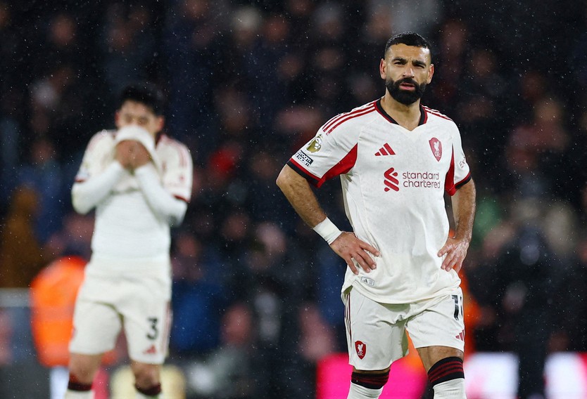 HLV Arne Slot thừa nhận Liverpool 'cạn kiệt' sau thất bại thứ 7 - Ảnh 1.