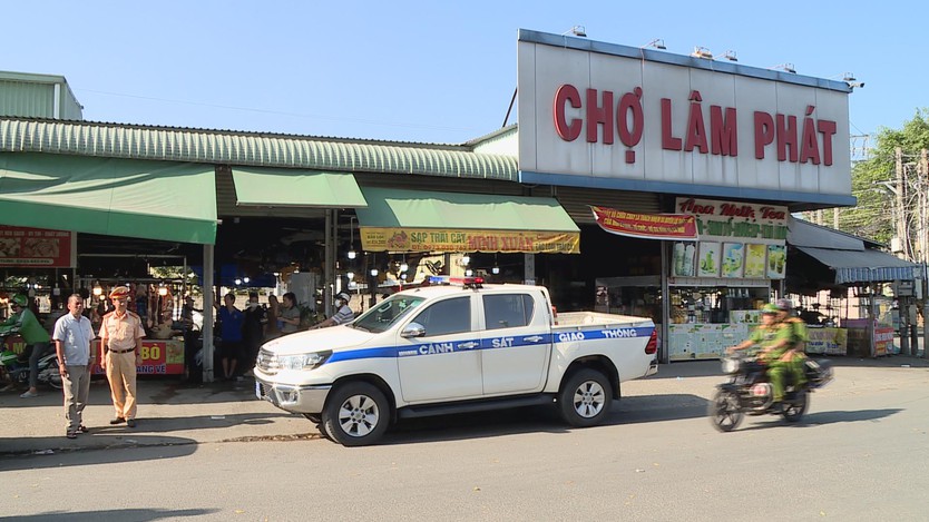 TP. Hồ Chí Minh đồng loạt ra quân thiết lập trật tự lòng đường, vỉa hè - Ảnh 3.