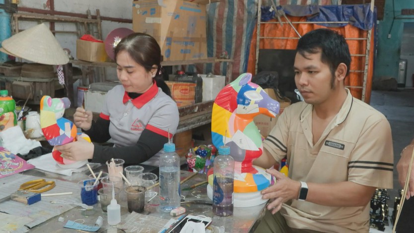 Sắc xuân hiện diện trên từng lớp sơn mài Tương Bình Hiệp- Ảnh 1.