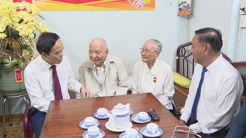 Bí thư Thành ủy TP. Hồ Chí Minh trao Huy hiệu 80 năm tuổi Đảng cho đồng chí Tô Bửu Giám- Ảnh 2.