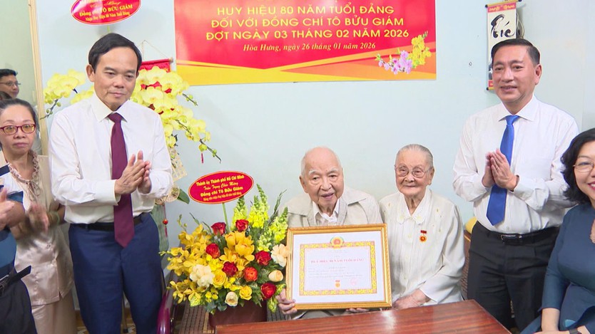 Bí thư Thành ủy TP. Hồ Chí Minh trao Huy hiệu 80 năm tuổi Đảng cho đồng chí Tô Bửu Giám- Ảnh 4.