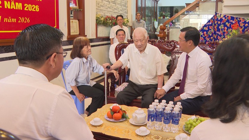 Lãnh đạo TP. Hồ Chí Minh trao tặng Huy hiệu 80 năm tuổi Đảng cho Đảng viên Nguyễn Kiến Văn- Ảnh 3.