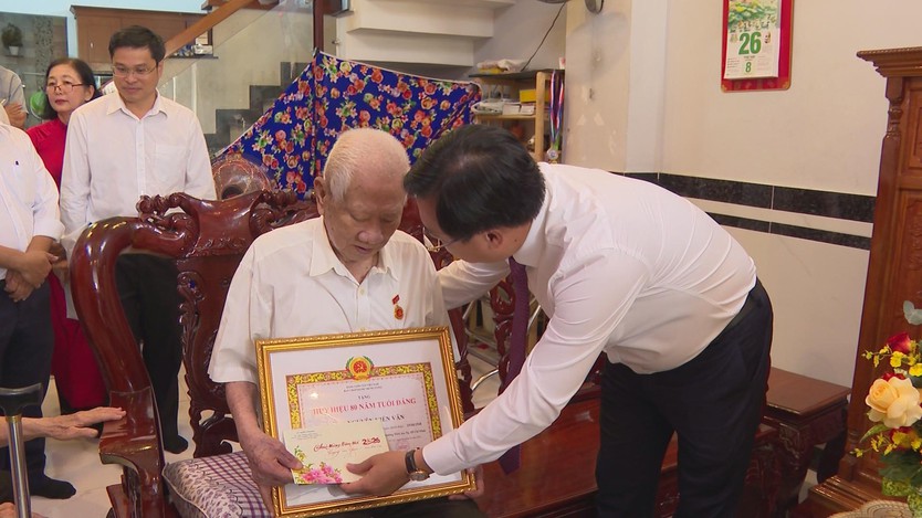 Lãnh đạo TP. Hồ Chí Minh trao tặng Huy hiệu 80 năm tuổi Đảng cho Đảng viên Nguyễn Kiến Văn- Ảnh 2.