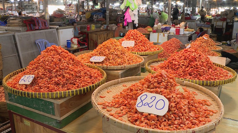 Chợ khô lớn nhất TP. Hồ Chí Minh nhộn nhịp hàng Tết: Nguồn cung dồi dào, tiểu thương nỗ lực bình ổn giá - Ảnh 3.