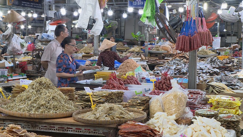 Chợ khô lớn nhất TP. Hồ Chí Minh nhộn nhịp hàng Tết: Nguồn cung dồi dào, tiểu thương nỗ lực bình ổn giá - Ảnh 1.