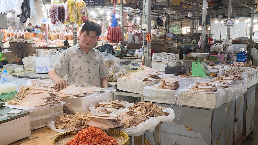 Chợ khô lớn nhất TP. Hồ Chí Minh nhộn nhịp hàng Tết: Nguồn cung dồi dào, tiểu thương nỗ lực bình ổn giá - Ảnh 5.