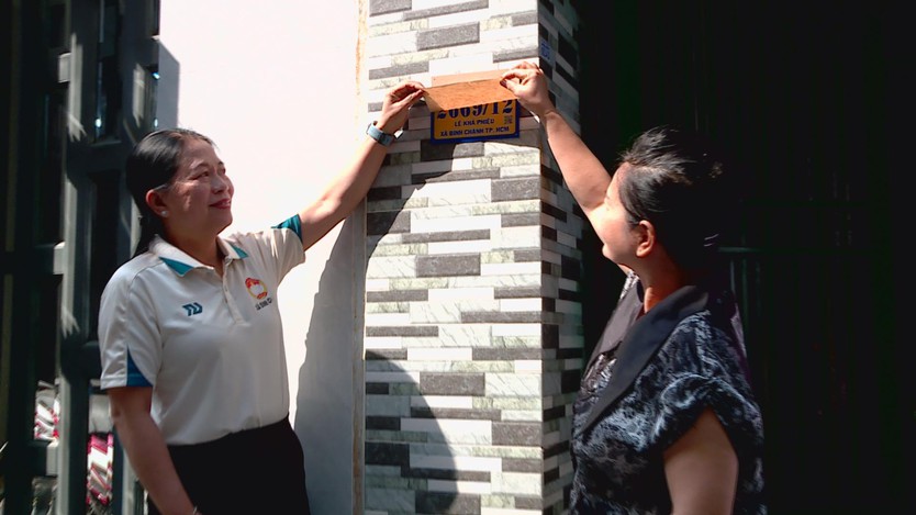 Trao thông báo và tặng bảng số nhà mới cho người dân xã Bình Chánh - Ảnh 2.