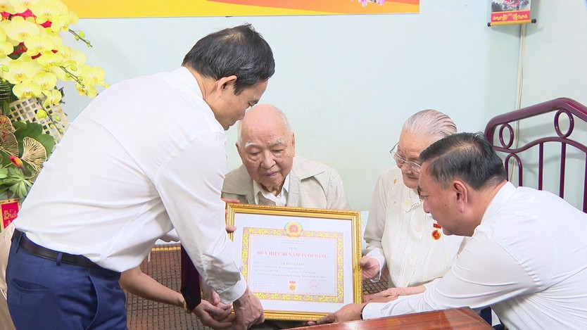 Bí thư thành ủy TP. Hồ Chí Minh trao huy hiệu 80 năm tuổi đảng cho đảng viên lão thành - Ảnh 3.